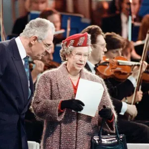 La Reina Isabel II inaugurando el nuevo terminal en el aeropuerto de Stansted. 15 de marzo de 1991.