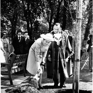 Queen Elizabeth II Plants Silver Birth Tree Print 1977 Queen Elizabeth II Plants Silver Birth Tree Print 1977