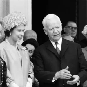 La reine Elizabeth II avec le président Lubke et Madame Lubke lors de sa visite à son. La reine Elizabeth II avec le président Lubke et Madame Lubke lors de sa visite à son.