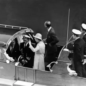 La reine Elizabeth II et le prince Philippe photographiés en partant des docks de Barry sur la barque royale.