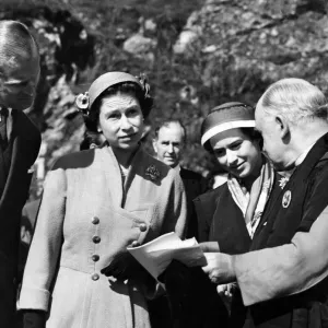 Queen Elizabeth II and Princess Margaret at Iona Cathedral Print, 1956 Queen Elizabeth II and Princess Margaret at Iona Cathedral Print, 1956