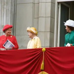 Reine Elizabeth II, Reine Mère & Princesse Margaret sur le balcon du Palais de Buckingham. Reine Elizabeth II, Reine Mère & Princesse Margaret sur le balcon du Palais de Buckingham.
