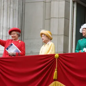 Queen Elizabeth II, Queen Mother & Princess Margaret on the balcony of Buckingham Palace Queen Elizabeth II, Queen Mother & Princess Margaret on the balcony of Buckingham Palace