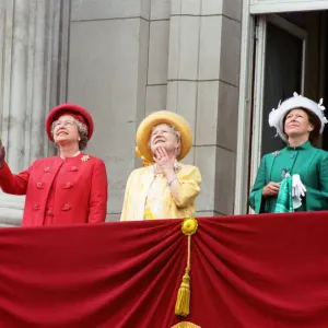 Queen Elizabeth II, Queen Mother & Princess Margaret on the balcony of Buckingham Palace Queen Elizabeth II, Queen Mother & Princess Margaret on the balcony of Buckingham Palace