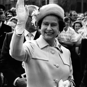 Queen Elizabeth II smiles and waves farewell to the crowd outside the Law Courts Queen Elizabeth II smiles and waves farewell to the crowd outside the Law Courts