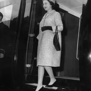 La reine Elizabeth II descend de l'Express Royal à la gare de Bryn. 17 mai 1968. La reine Elizabeth II descend de l'Express Royal à la gare de Bryn. 17 mai 1968.