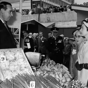 Queen Elizabeth II talks to Mr J Hand at his vegetable stall at the Bull Ring Queen Elizabeth II talks to Mr J Hand at his vegetable stall at the Bull Ring