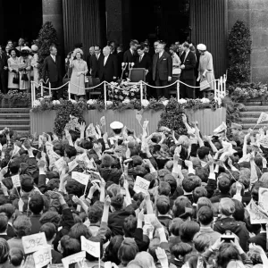 Queen Elizabeth II, during her visit to Germany. The Queen receives a warm welcome in Queen Elizabeth II, during her visit to Germany. The Queen receives a warm welcome in