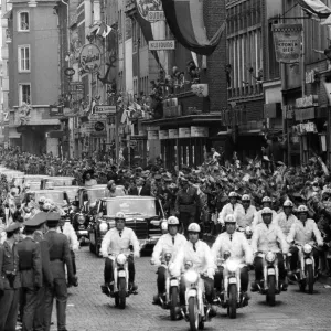 Reine Elizabeth II, lors de sa visite en Allemagne de l'Ouest. Photographiée à Düsseldorf. Reine Elizabeth II, lors de sa visite en Allemagne de l'Ouest. Photographiée à Düsseldorf.