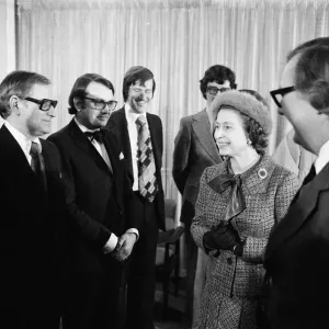 La reine Elizabeth II visitant les bureaux du journal Daily Mirror à Holborn, Londres.