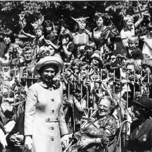 Queen Elizabeth II visits Aromatic Gardens Print 1977 Queen Elizabeth II visits Aromatic Gardens Print 1977