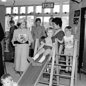 La reine Elizabeth II visite le quartier riverain du conseil de Grand Londres, Thamesmead. La reine Elizabeth II visite le quartier riverain du conseil de Grand Londres, Thamesmead.