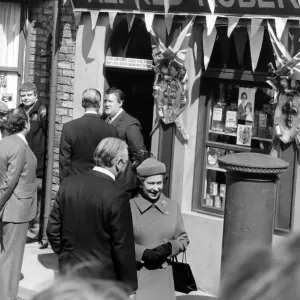 La reine Elizabeth II visite le nouveau décor de Coronation Street, Manchester. La reine Elizabeth II visite le nouveau décor de Coronation Street, Manchester.