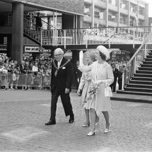La reine Elizabeth II visite le Precinct, Coventry, avec le maire et la maire. La reine Elizabeth II visite le Precinct, Coventry, avec le maire et la maire.