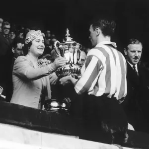 Queen Elizabeth and King George VI May 1937 presenting the FA cup to