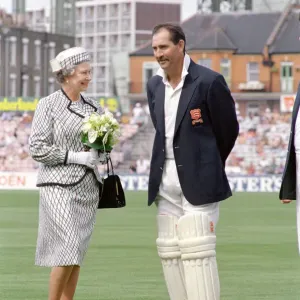 La regina Elisabetta apre The Ken Barrington Stand a The Oval Cricket Ground.