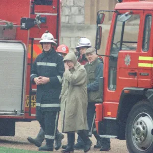 La reine est escortée par le chef des pompiers autour des jardins du château de Windsor comme. La reine est escortée par le chef des pompiers autour des jardins du château de Windsor comme.