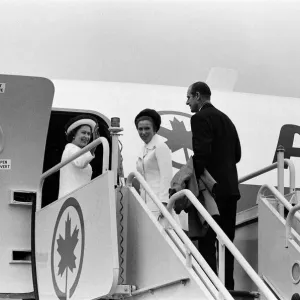 La Reina, seguida por la Princesa Ana y El Duque de Edimburgo embarcando en el avión para un. La Reina, seguida por la Princesa Ana y El Duque de Edimburgo embarcando en el avión para un.