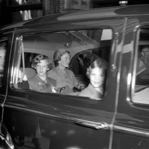 Queen Ingrid and family arrive in London. June 1952 C3126-001 Queen Ingrid and family arrive in London. June 1952 C3126-001