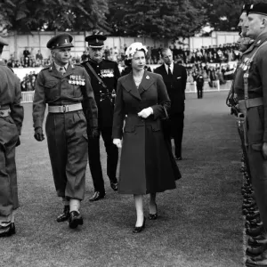 The Queen inspecting the 9th Queens Own Warwickshire and Worcestershire Yeomanry The Queen inspecting the 9th Queens Own Warwickshire and Worcestershire Yeomanry