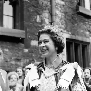 The Queen Leaves Westminster Abbey Print, 26th October 1972 The Queen Leaves Westminster Abbey Print, 26th October 1972
