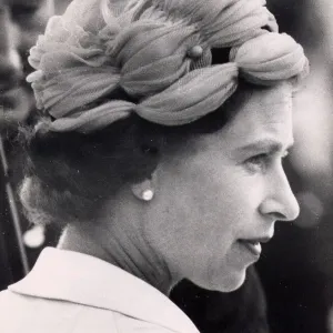 The Queen at London Airport wearing hat - August 1959 03 / 08 / 1959