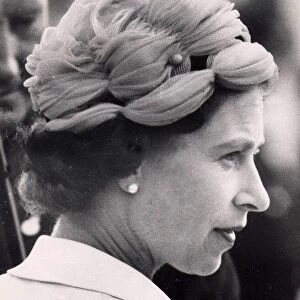 The Queen at London Airport wearing hat - August 1959 03 / 08 / 1959