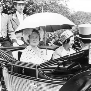 QUEEN MOTHER AND PRINCESS MARGARET SITTING IN CARRIAGE AT THE RACES QUEEN MOTHER AND PRINCESS MARGARET SITTING IN CARRIAGE AT THE RACES