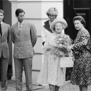 Las celebraciones del 87 cumpleaños de la Reina Madre en Clarence House, Londres.
