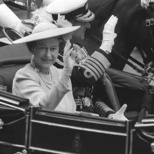 THE QUEEN AND PRINCE PHILIP ON ROUTE TO THE ROYAL WEDDING OF THE DUKE AND DUCHESS OF YORK THE QUEEN AND PRINCE PHILIP ON ROUTE TO THE ROYAL WEDDING OF THE DUKE AND DUCHESS OF YORK