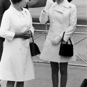 La Reina y la Princesa Ana esperando para subir al avión para una visita de 10 días a Canadá. La Reina y la Princesa Ana esperando para subir al avión para una visita de 10 días a Canadá.