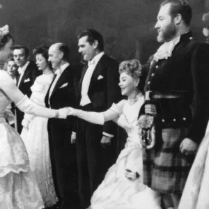 Die Königin, die sich mit Glynis Johns das Hand geschüttelt hat, wurde von Kay Adams beobachtet Die Königin, die sich mit Glynis Johns das Hand geschüttelt hat, wurde von Kay Adams beobachtet