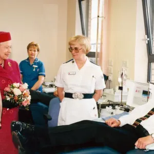 Die Königin am Blutspendezentrum in Wales, Talbot Green. Sie ist mit der Schwesternschaft Jenny abgebildet Die Königin am Blutspendezentrum in Wales, Talbot Green. Sie ist mit der Schwesternschaft Jenny abgebildet