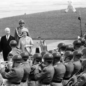 La Reine en Allemagne de l'Ouest, inspectant quelques troupes allemandes de l'Ouest avec le Président de. La Reine en Allemagne de l'Ouest, inspectant quelques troupes allemandes de l'Ouest avec le Président de.
