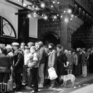 Queue at Cavern Walks which began on Christmas Eve. 27th December 1985 Queue at Cavern Walks which began on Christmas Eve. 27th December 1985