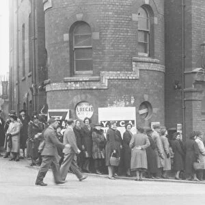 Queuing for fish at the top of Union Street opposite the Town Hall in April 1943 Torquay