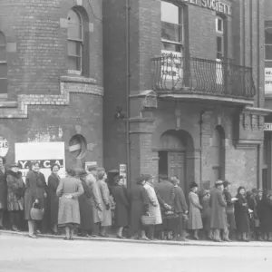 Queuing for fish at the top of Union Street opposite the Town Hall in April 1943 Torquay Queuing for fish at the top of Union Street opposite the Town Hall in April 1943 Torquay