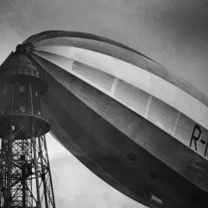 R100 seen here at Cardington after her maiden flight from Howden she flew slowly to York R100 seen here at Cardington after her maiden flight from Howden she flew slowly to York