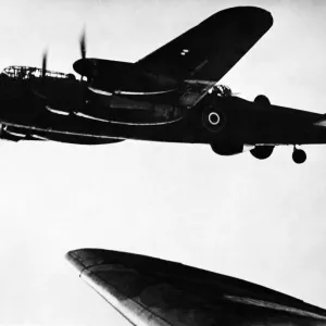 Dispositivos de radar en el bombardero Lancaster RAF durante la Segunda Guerra Mundial. Dispositivos de radar en el bombardero Lancaster RAF durante la Segunda Guerra Mundial.