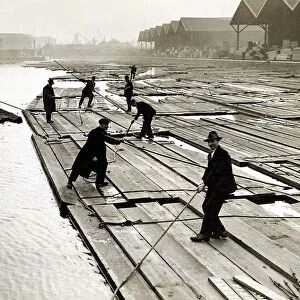 Rafters at work in the Surrey Commercial Docks, The Port of London December 1930