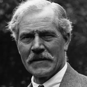 Ramsay MacDonald vu ici dans le jardin de sa maison au 103 Frognal Lodge, Hampstead. Ramsay MacDonald vu ici dans le jardin de sa maison au 103 Frognal Lodge, Hampstead.