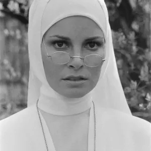 Raquel Welch fotografiada en el plató, en Hungría filmando su nueva película Azulbarba.