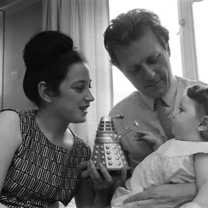 Raymond Cusick, concepteur des Daleks de Doctor Who avec son épouse et sa fille en 1965. Raymond Cusick, concepteur des Daleks de Doctor Who avec son épouse et sa fille en 1965.