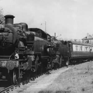 An RCTS special approaches Ashton Swing Bridge in the 1950s? An RCTS special approaches Ashton Swing Bridge in the 1950s?