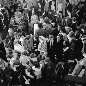Ready Steady Go - Teenage TV pop music and dancing show aired on ATV TV from 1963-1966 Ready Steady Go - Teenage TV pop music and dancing show aired on ATV TV from 1963-1966