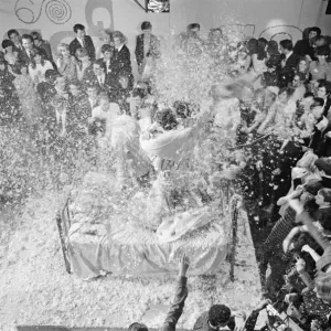 Ready Steady Go - Teenage TV pop music and dancing show aired on ATV TV from 1963-1966 Ready Steady Go - Teenage TV pop music and dancing show aired on ATV TV from 1963-1966