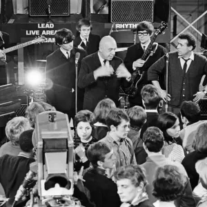 Ready Steady Go - Teenage TV pop music and dancing show aired on ATV TV from 1963-1966 Ready Steady Go - Teenage TV pop music and dancing show aired on ATV TV from 1963-1966