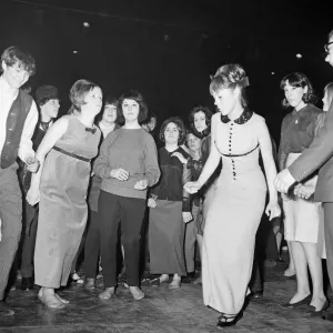 Ready Steady Go - Teenage TV pop music and dancing show on ATV TV from 1963-1966