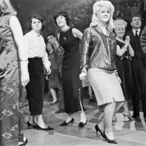 Ready Steady Go - Teenage TV pop music and dancing show on ATV TV from 1963-1966 Ready Steady Go - Teenage TV pop music and dancing show on ATV TV from 1963-1966