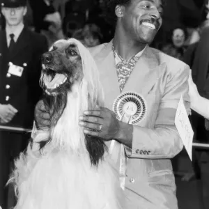Le chanteur du groupe The Real Thing, Chris Amoo, vu ici peu de temps après son Afghan loup Viscount. Le chanteur du groupe The Real Thing, Chris Amoo, vu ici peu de temps après son Afghan loup Viscount.